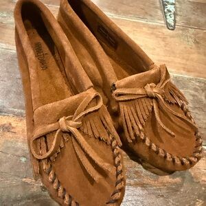 Minnetonka Women's Suede Fringe Moccasins in Chestnut